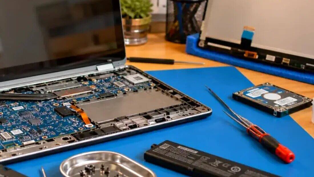 Dysk SSD przygotowany do montażu w laptopie
